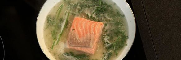 форель в белом вине со свекольной стружкой и пюре из кольраби