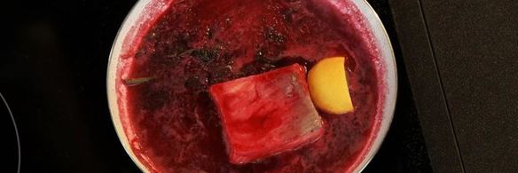 форель в белом вине со свекольной стружкой и пюре из кольраби