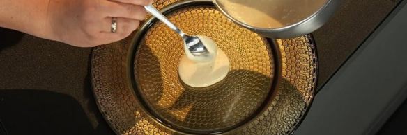 форель в белом вине со свекольной стружкой и пюре из кольраби