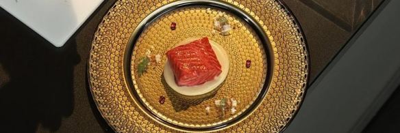 форель в белом вине со свекольной стружкой и пюре из кольраби