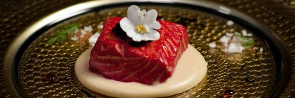 форель в белом вине со свекольной стружкой и пюре из кольраби