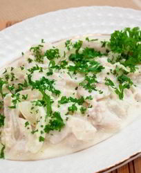 Камбала, тушеная в сметане