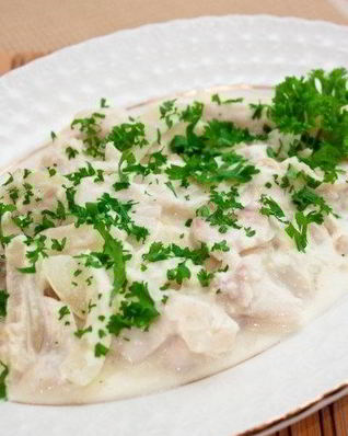 Камбала, тушеная в сметане