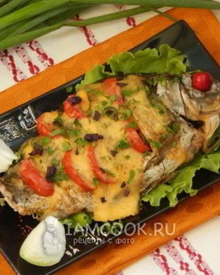 Карп запеченный с овощами