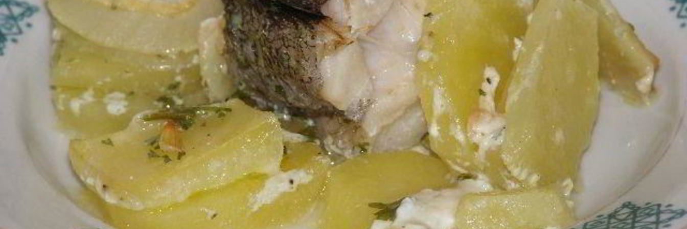 Хек запеченный с картофелем и сыром
