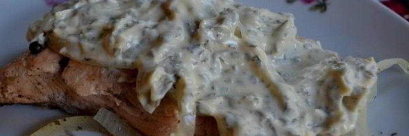 Холодный припущенный лосось под майонезом с травами