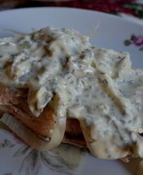 Холодный припущенный лосось под майонезом с травами