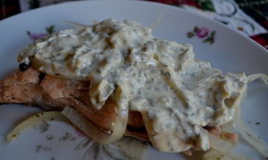 Рецепт холодного припущенного лосося под майонезом с травами