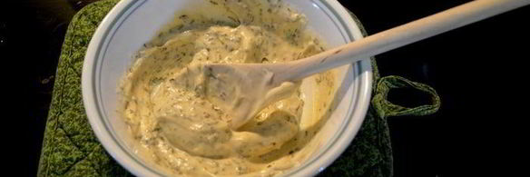 холодный припущенный лосось под майонезом с травами