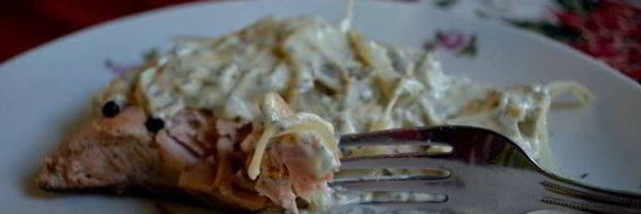 холодный припущенный лосось под майонезом с травами