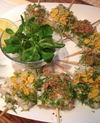 Хрустящая селедка на шпажках