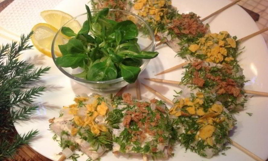 Рецепт хрустящей селедки на шпажках