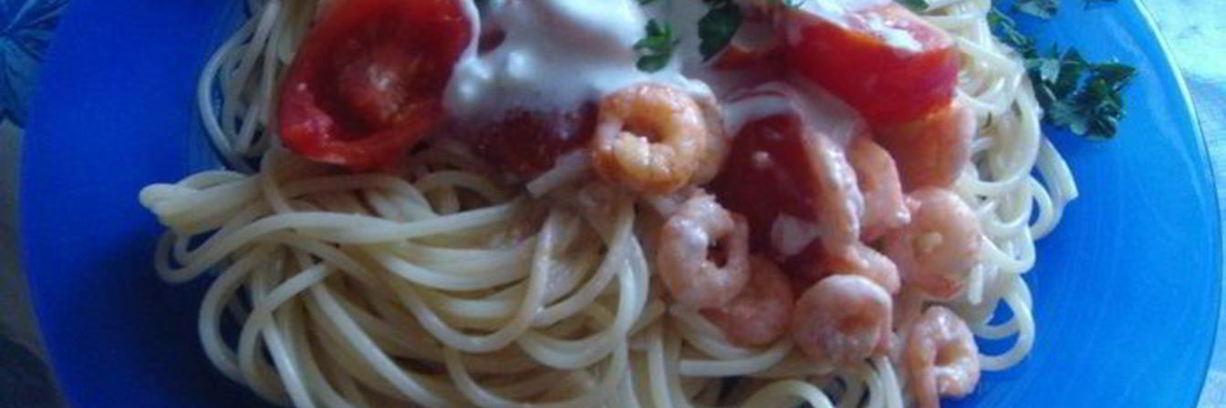 Креветки с натуральным йогуртом, черри и чесноком