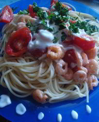 Креветки с натуральным йогуртом, черри и чесноком