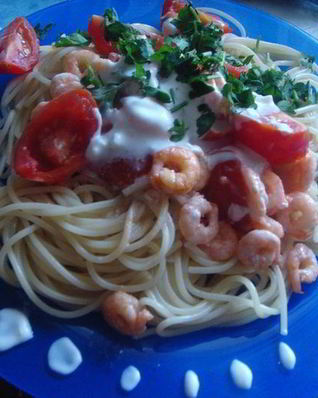 Креветки с натуральным йогуртом, черри и чесноком