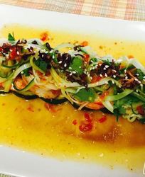 Креветки с цукини в сладком соусе чили