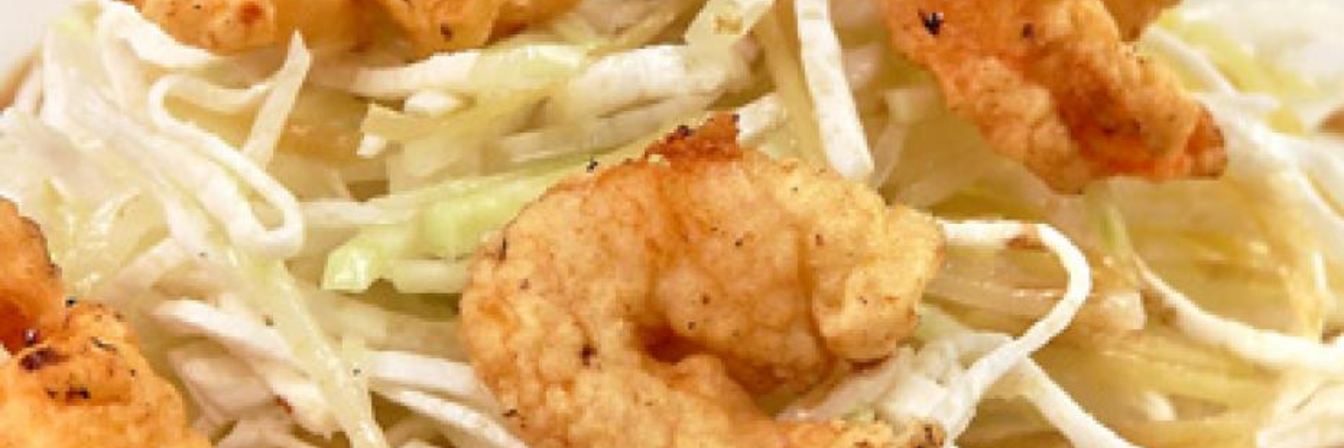 Креветки во фритюре с салатом
