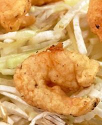 Креветки во фритюре с салатом