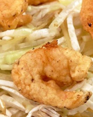 Креветки во фритюре с салатом