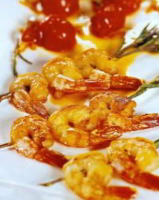 Креветки, жаренные на ветках розмарина