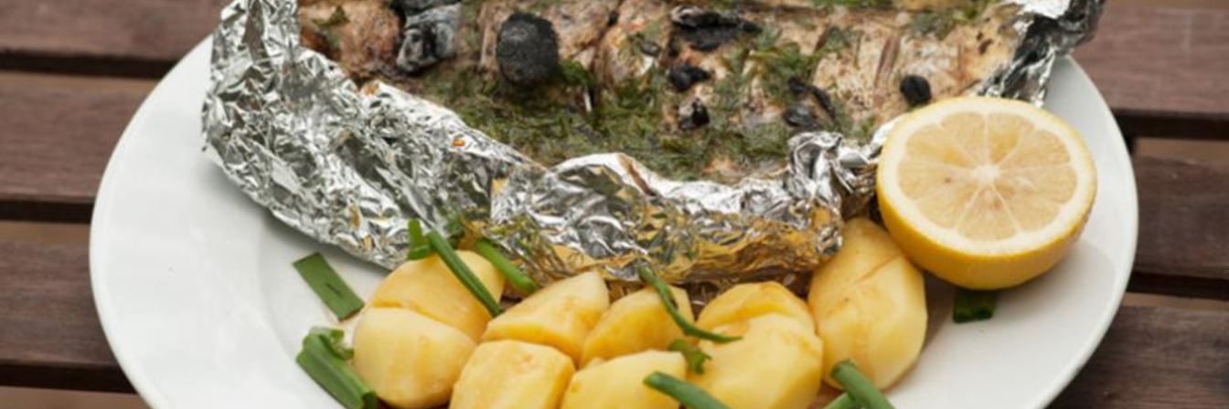 Лещ, запеченный в яйце с укропом