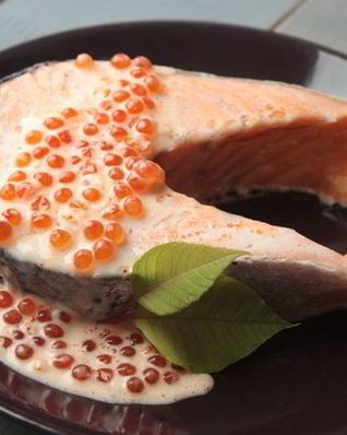 Лосось под икорно-сливочным соусом