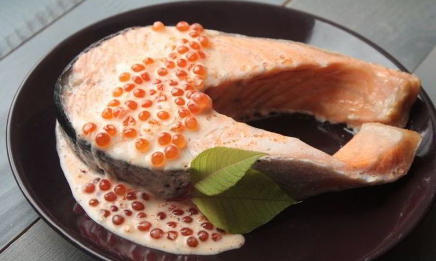 Рецепт лосося под икорно-сливочным соусом