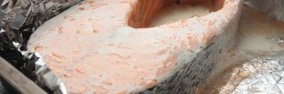 лосось под икорно-сливочным соусом