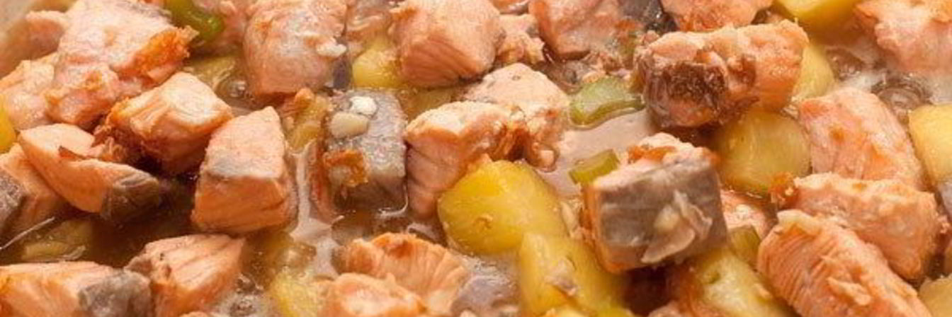 Лосось с ананасами под соусом