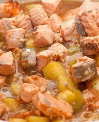 Лосось с ананасами под соусом