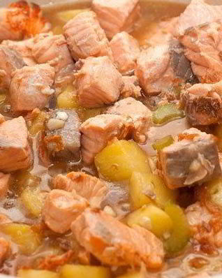 Лосось с ананасами под соусом