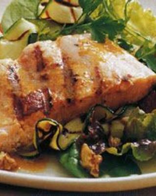 Лосось с цуккини и грецкими орехами