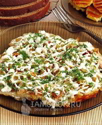 Минтай с жареным луком под майонезом