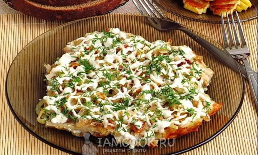 Рецепт минтая с жареным луком под майонезом