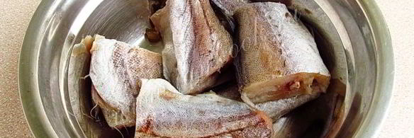 минтай с жареным луком под майонезом