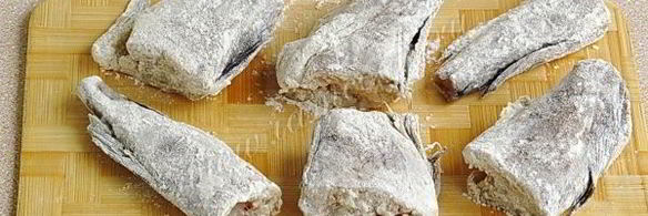 минтай с жареным луком под майонезом