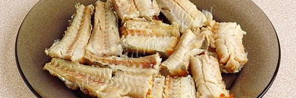 минтай с жареным луком под майонезом