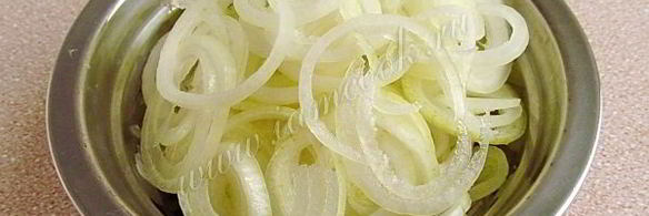 минтай с жареным луком под майонезом