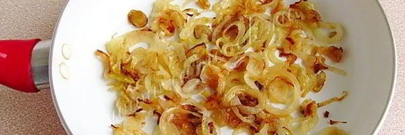 минтай с жареным луком под майонезом