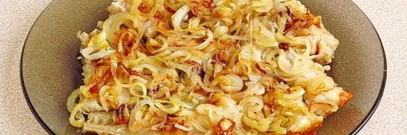 минтай с жареным луком под майонезом