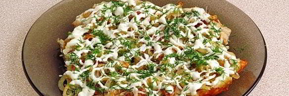 минтай с жареным луком под майонезом