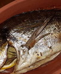 Морской лещ, запеченный с розмарином, лимоном и имбирем