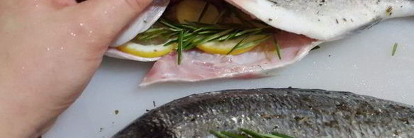 морской лещ, запеченный с розмарином, лимоном и имбирем