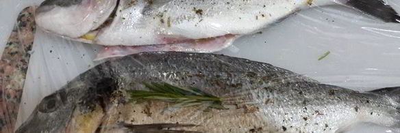 морской лещ, запеченный с розмарином, лимоном и имбирем