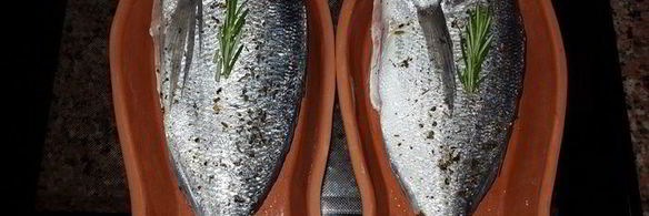 морской лещ, запеченный с розмарином, лимоном и имбирем