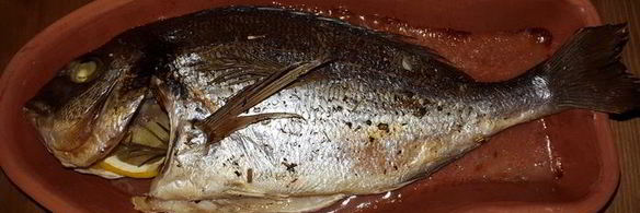 морской лещ, запеченный с розмарином, лимоном и имбирем