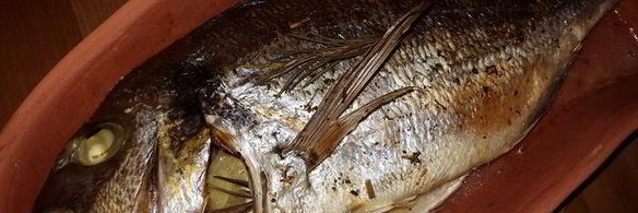 морской лещ, запеченный с розмарином, лимоном и имбирем