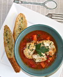 Морской окунь с овощным рагу