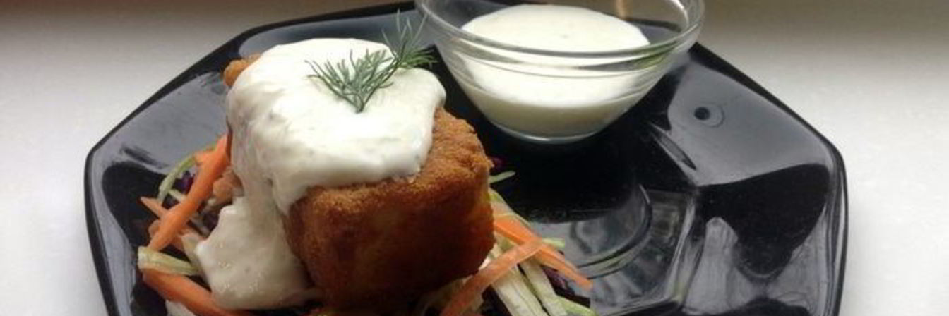 Морской окунь в куркуме со свежим салатом и соусом дзадзики