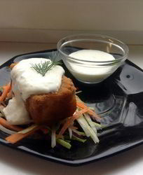 Морской окунь в куркуме со свежим салатом и соусом дзадзики